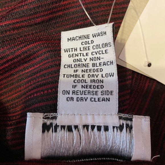 Carmen Marc Valvo Peplum Top Bracelet Sleeve Red and Black Women’s Size Medium - Picture 6 of 8